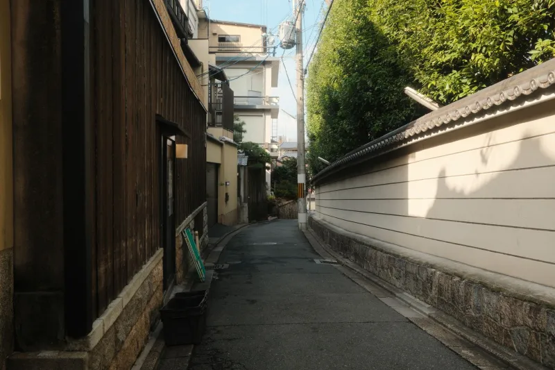 Lost on Purpose: What Yanase-Minami's Backstreet Wanderers Know That Google Maps Doesn't